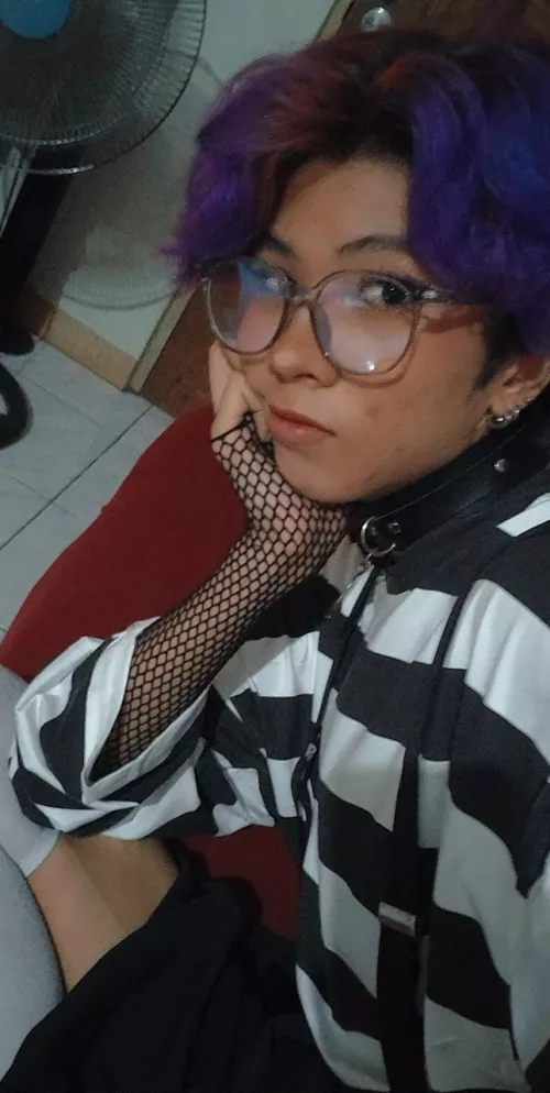 damn... would be comfortable if i were to take these clothes off🥱🥱