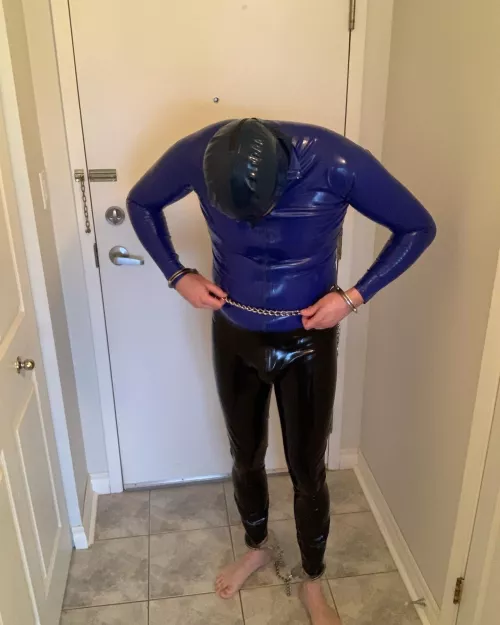 Hmm this waist chain and anklecuffs seem secure…yup not coming off⛓🔒