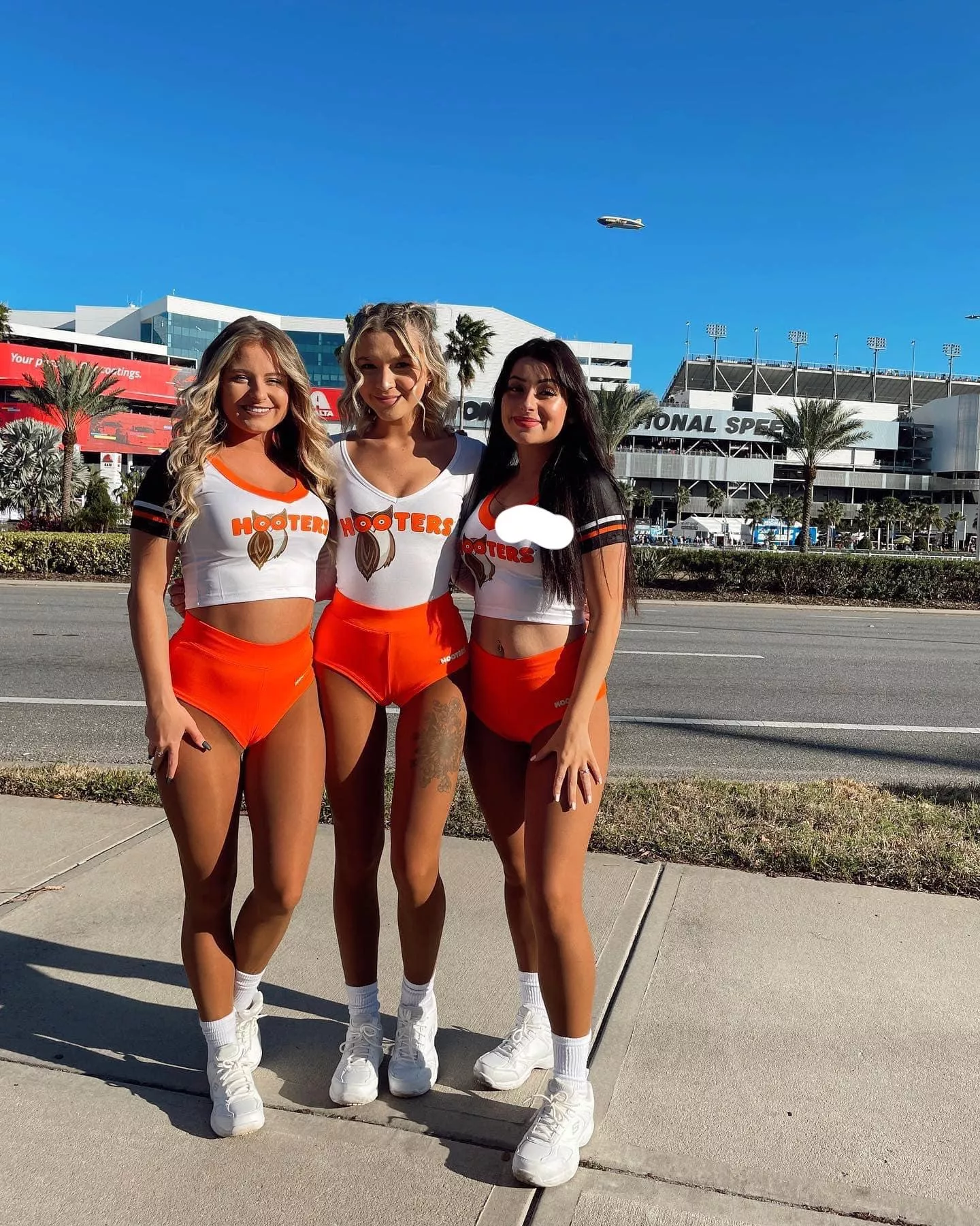 Hooters girls