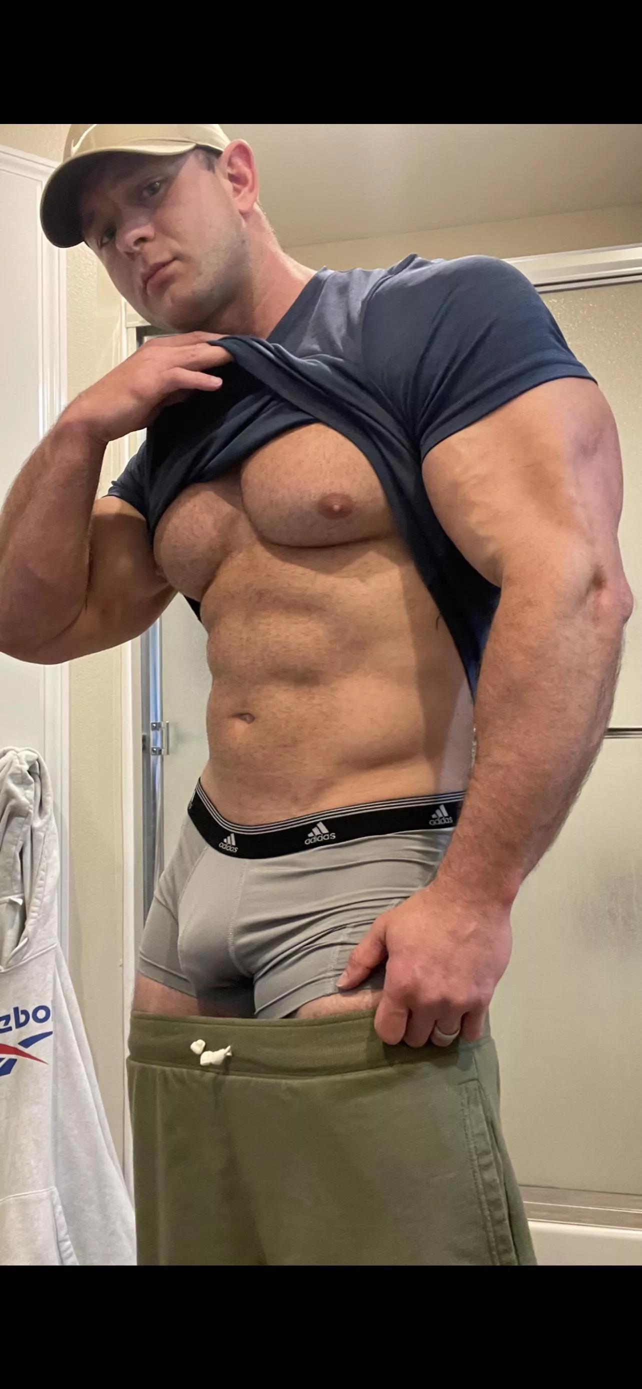 I flash you like this in the locker room.. Wyd?😈