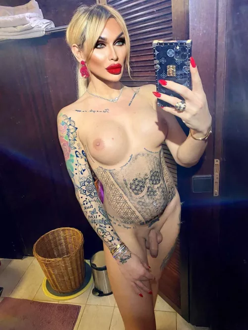 I love how my nails match my makeup today