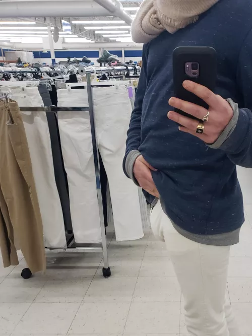 I love wearing tight pants out shopping 😇