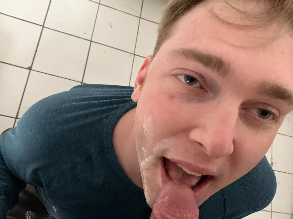 I think i may be a cum-addict. I love my picture taken and shared when men use me. It makes me feel like I did a good job and that they are sharing about me, which means I can get more cum.