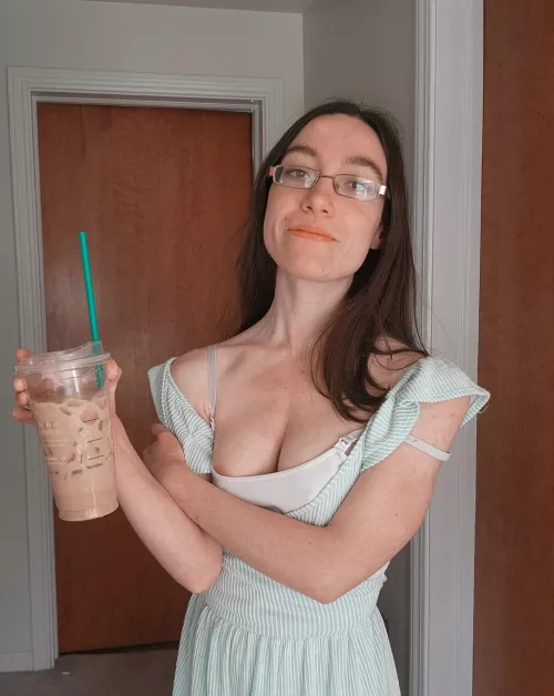 Iced coffee and a sundress = heaven 😌