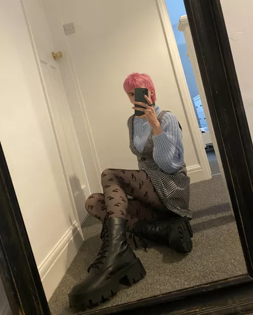 im tired and sleepy at work so have an old picture of me (:<