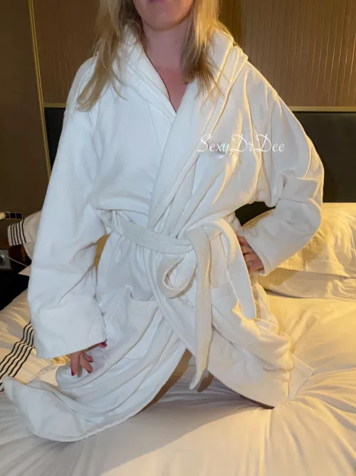Meet me in room 1408…I’m not wearing anything under my robe (36f)