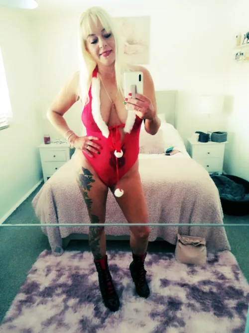 Mrs clause looking for Mr clause, must be a good pussy licker !
