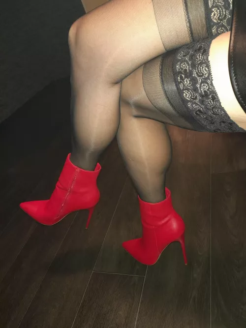 💋 Nylons finish the look for sure!
