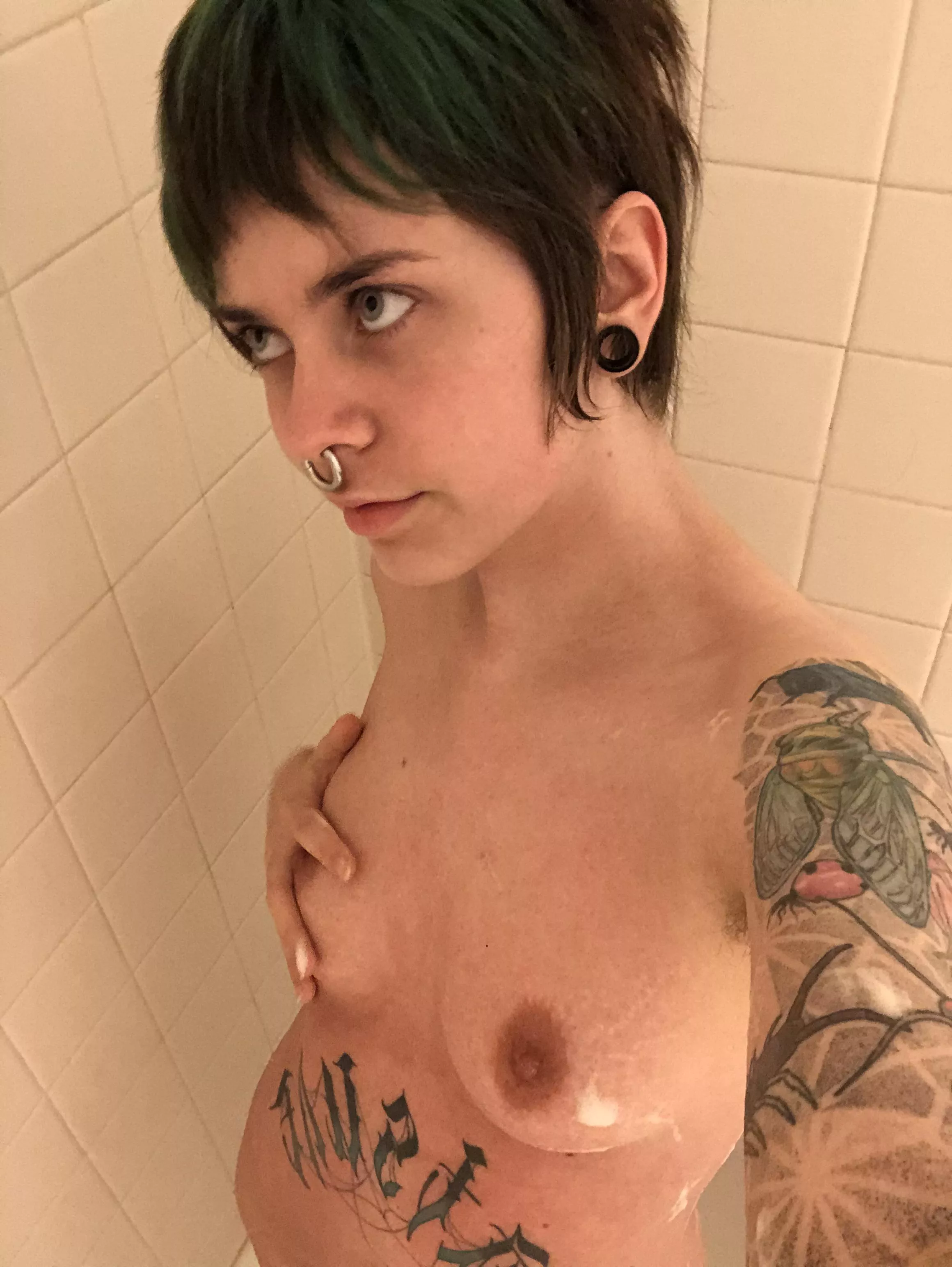 showers are more fun with another person >:p