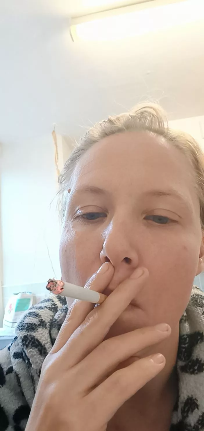 Suck my tits while I smoke 🥵