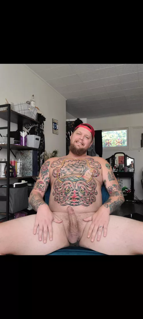 Tattooed daddy at your service!!
