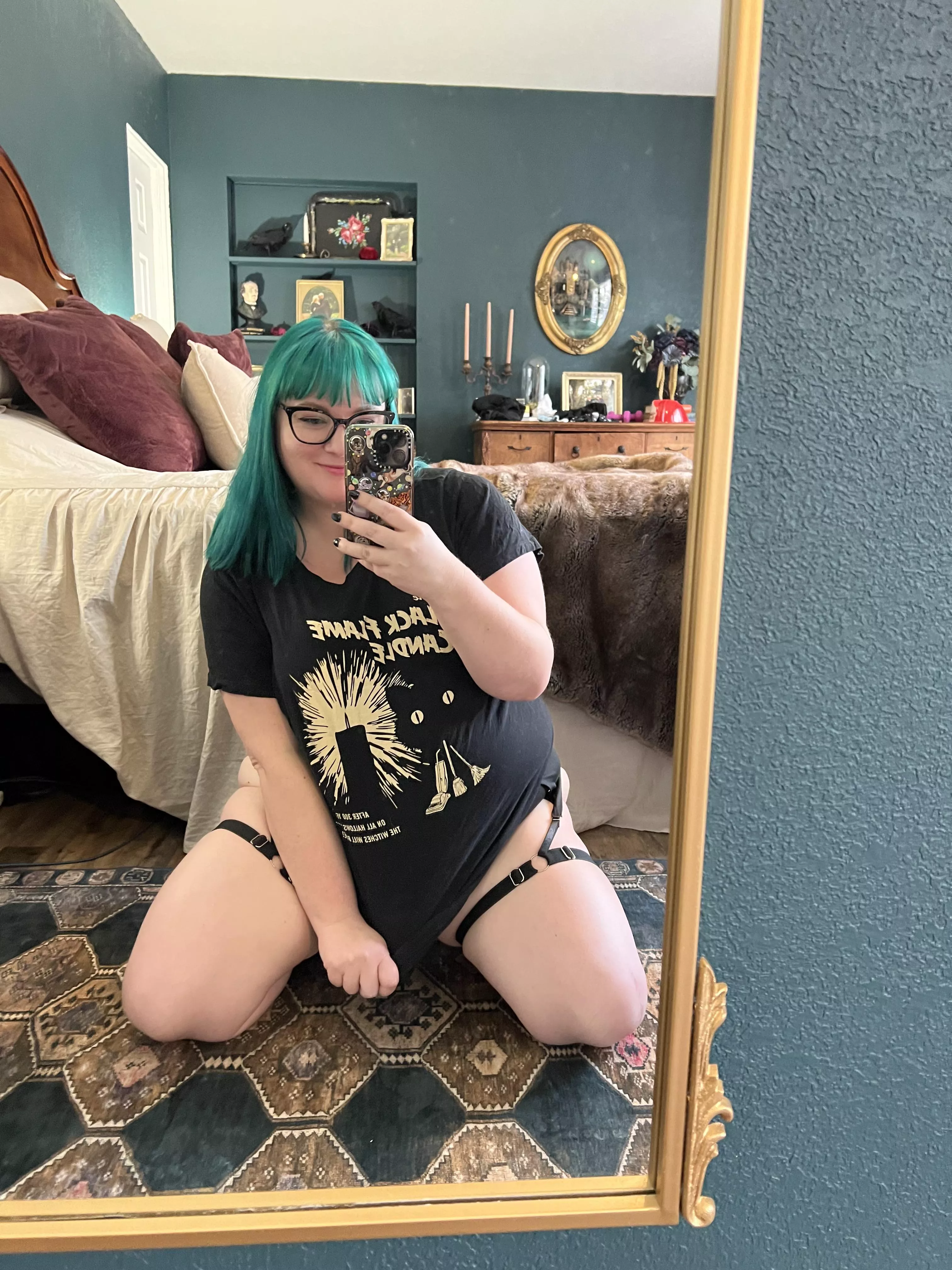 Thought you might like my garter 😈