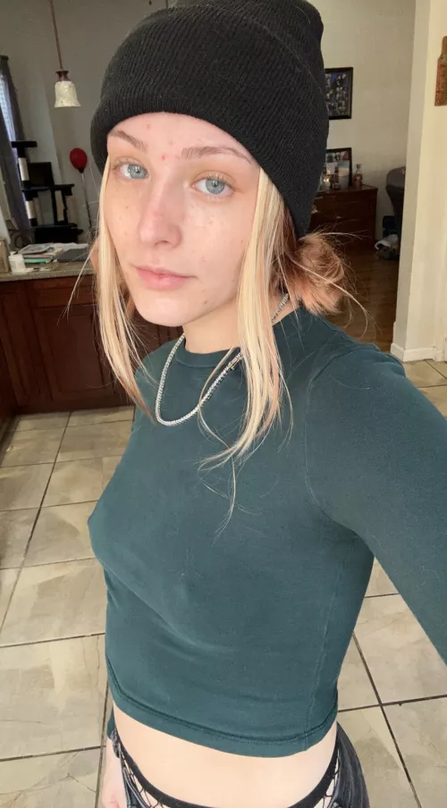 your starbucks barista is feeling cold today😚😚