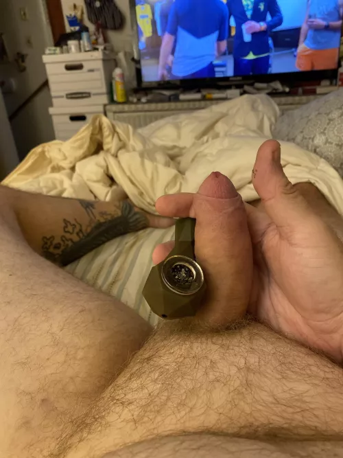 41 (m) any ladies want to smoke and cuddle?