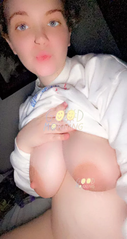 big blue eyed stoner milf 😋