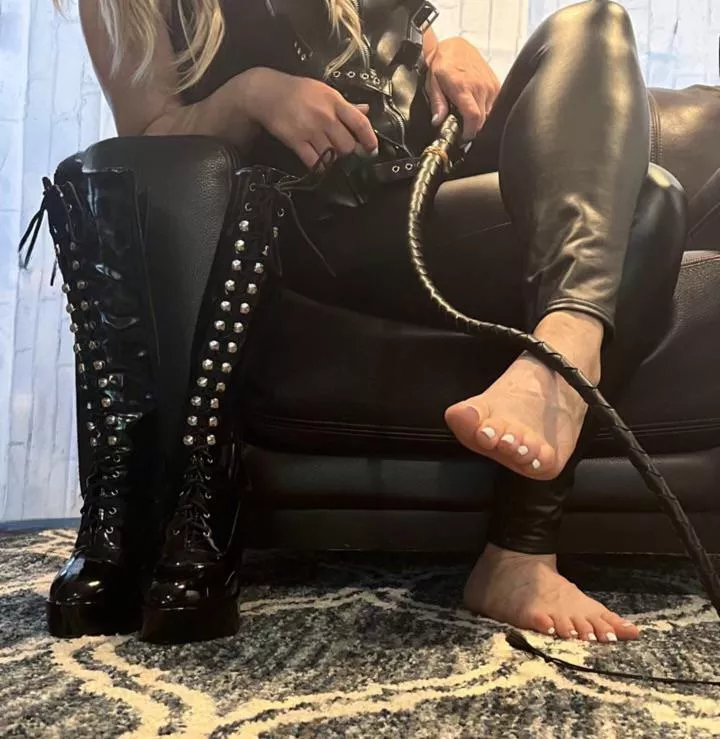 Bow down now[domme]