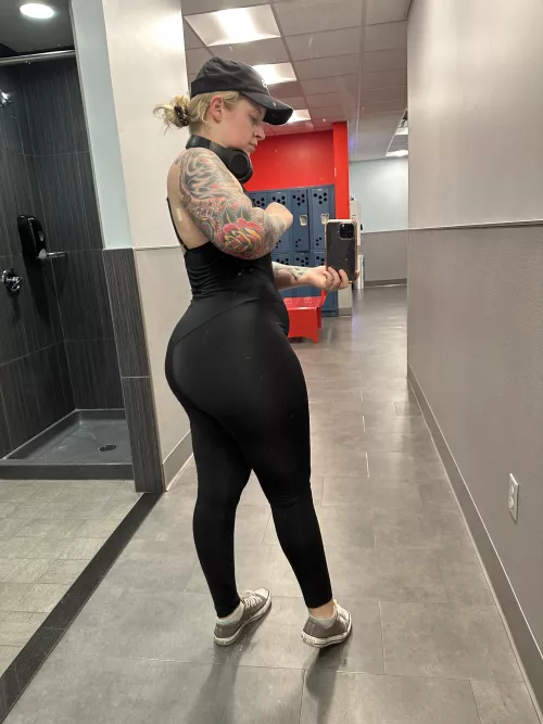 Checking out the booty post workout 😇
