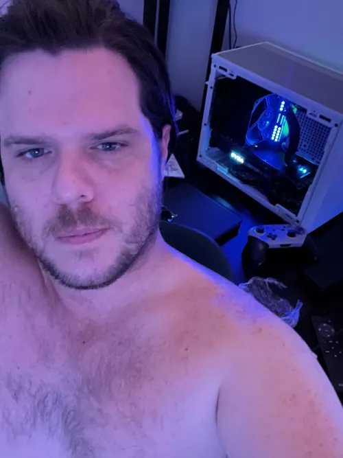 Chilling today, dm if you down for an online bud/gaming/pc/switch and chats