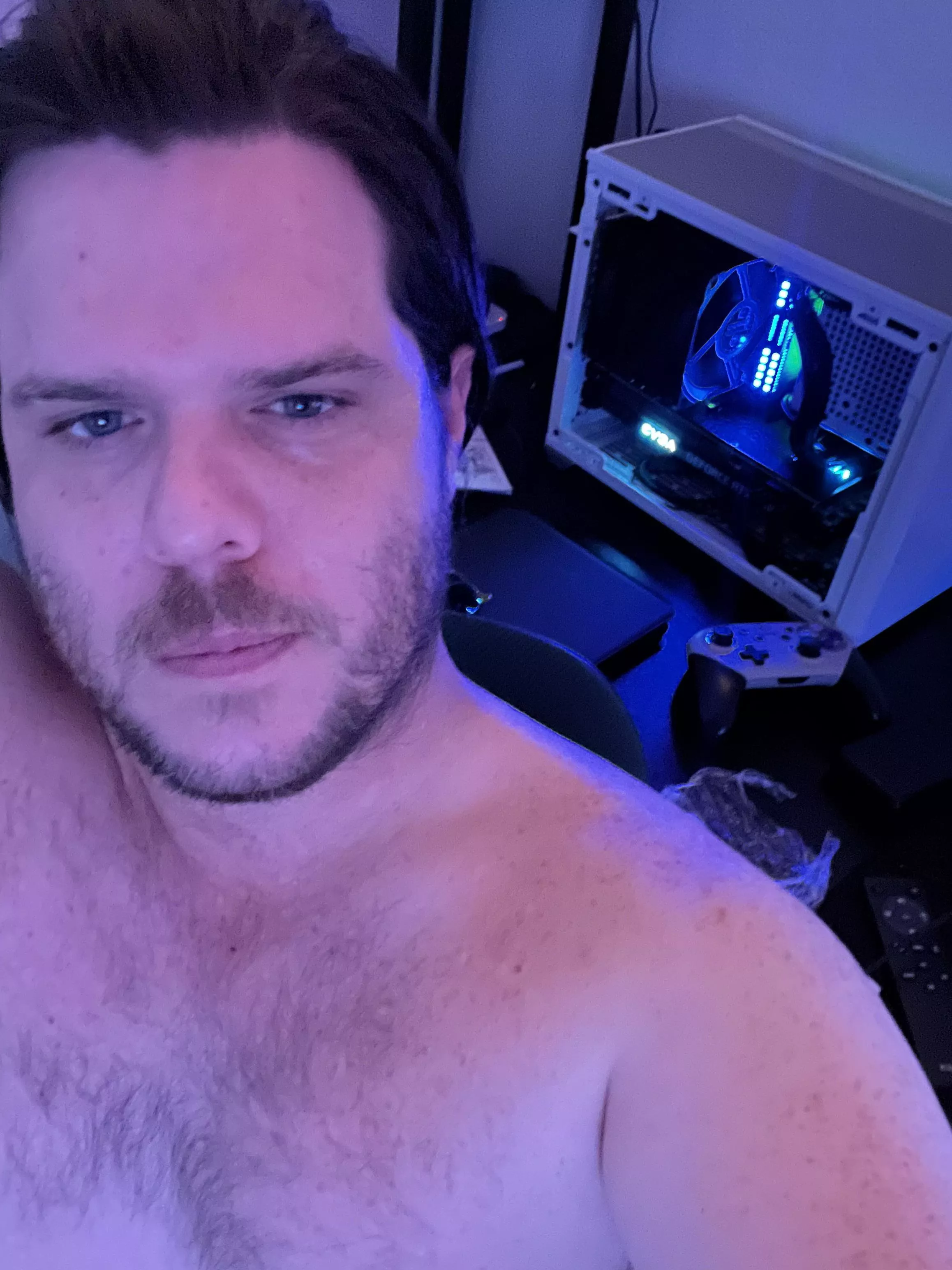 Chilling today, dm if you down for an online bud/gaming/pc/switch and chats