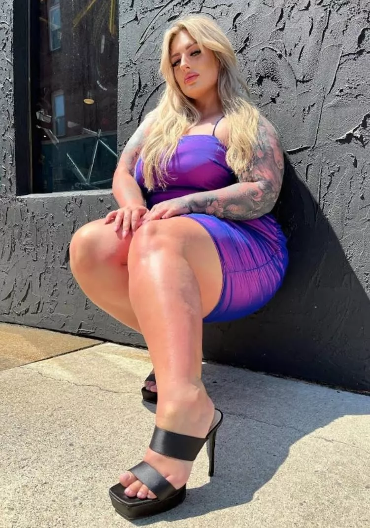 Curvaceous tattooed blonde