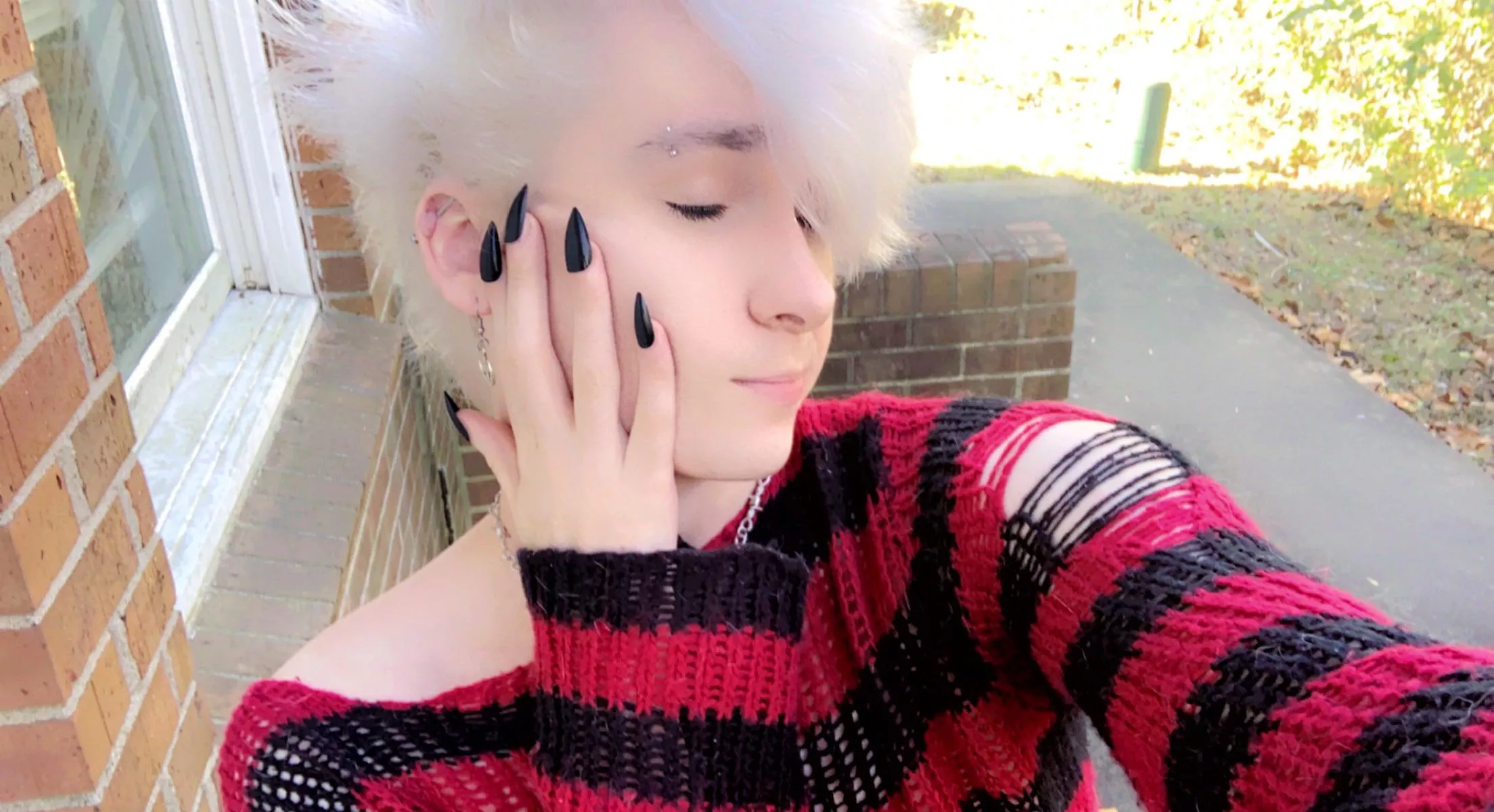 Do ya like my CLAWSSS :)