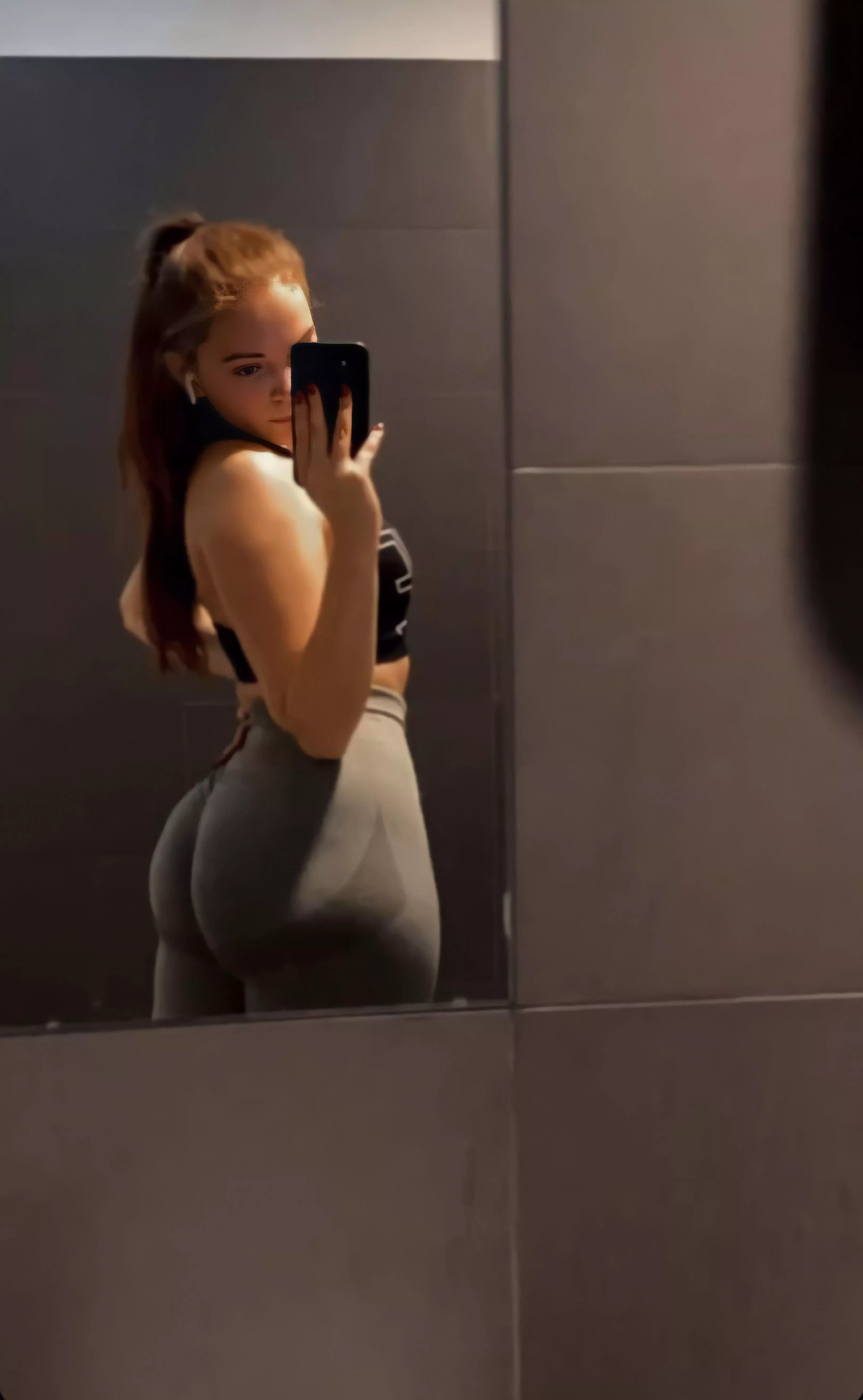 [f19] My ass looks amazing in these leggings huh?🍑