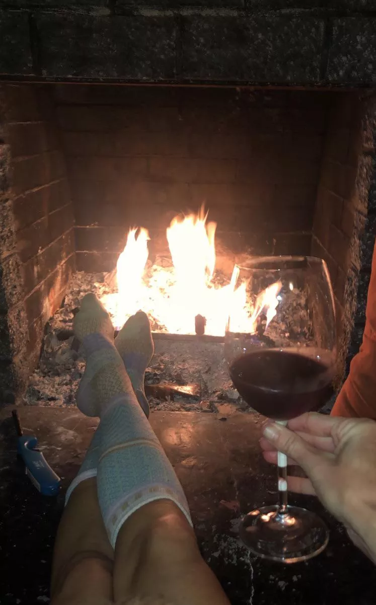 {F37} Fireside cozy 🔥 🍷