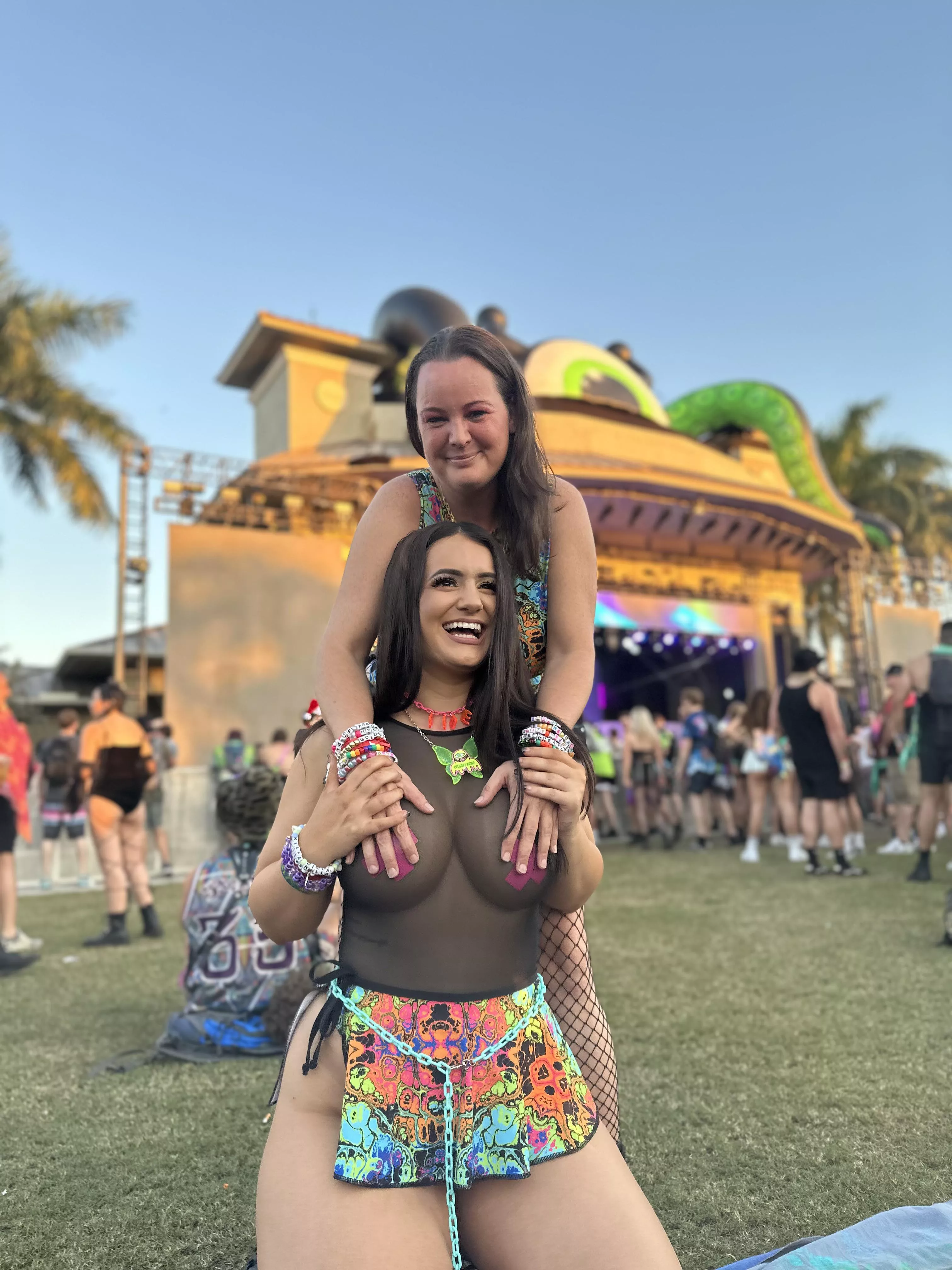 Friends that hold ur boobs > 😍
