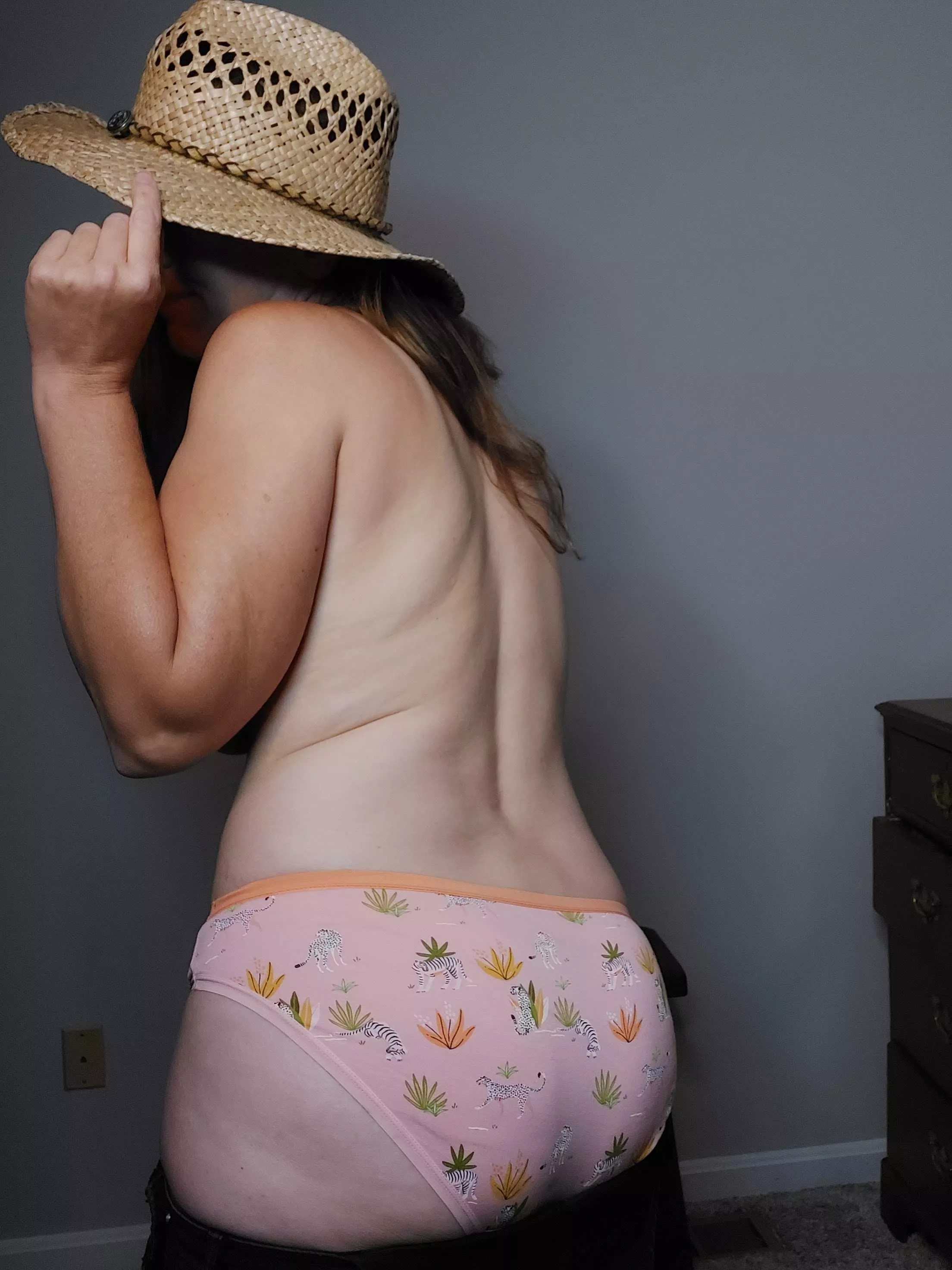 I know what you're thinking... why wear those panties with this hat. The answer is simple, I'm tending to animals, so I need to wear my animal panties :P