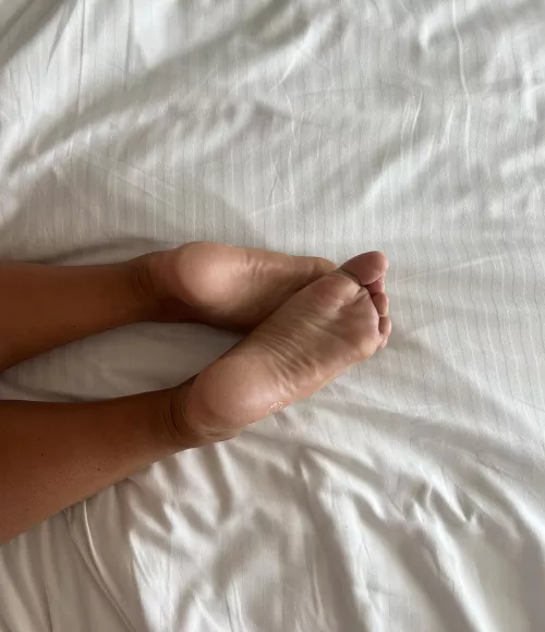 I wish someone could massage my feet right now😪👣🥰