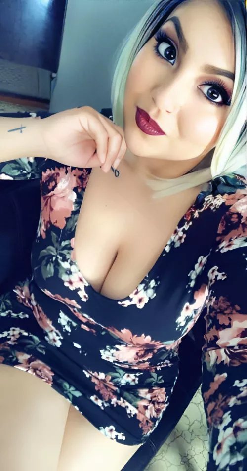 I’m just a curvy milf who loves showing what’s underneath.