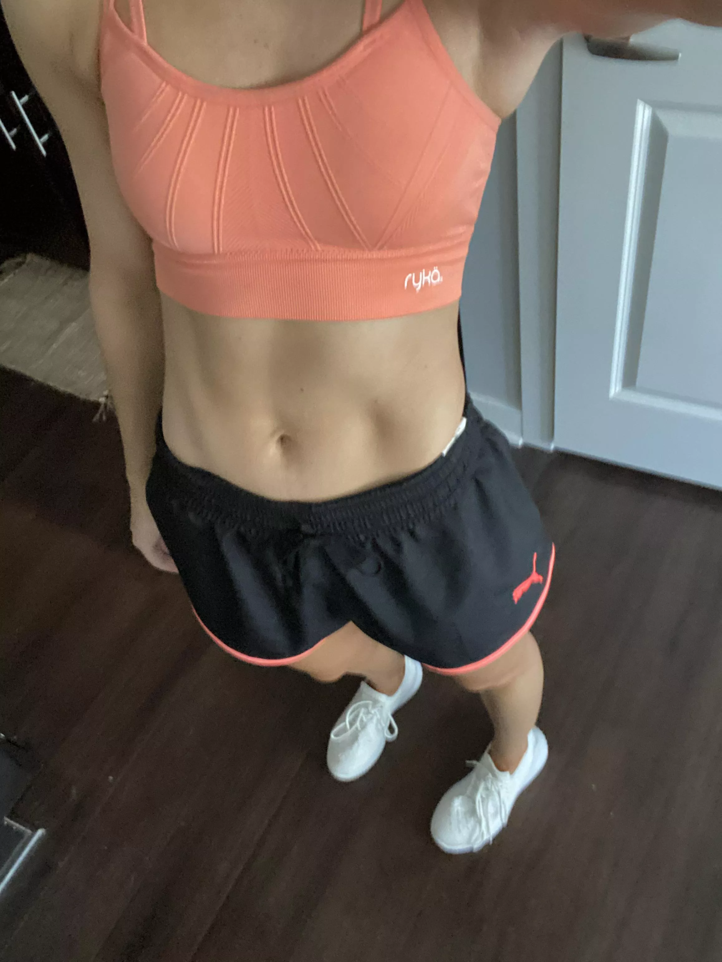 it’s 35 degrees outside but I’m pretending otherwise 💁🏼‍♀️ [F]