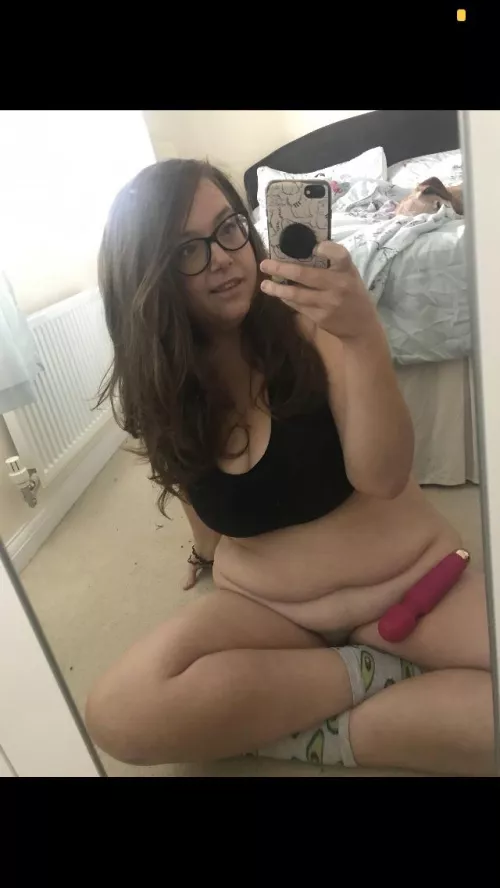 It’s my cake day today! Celebrating with a rare full body pic 🙈 dms open if you want to say hi 👋