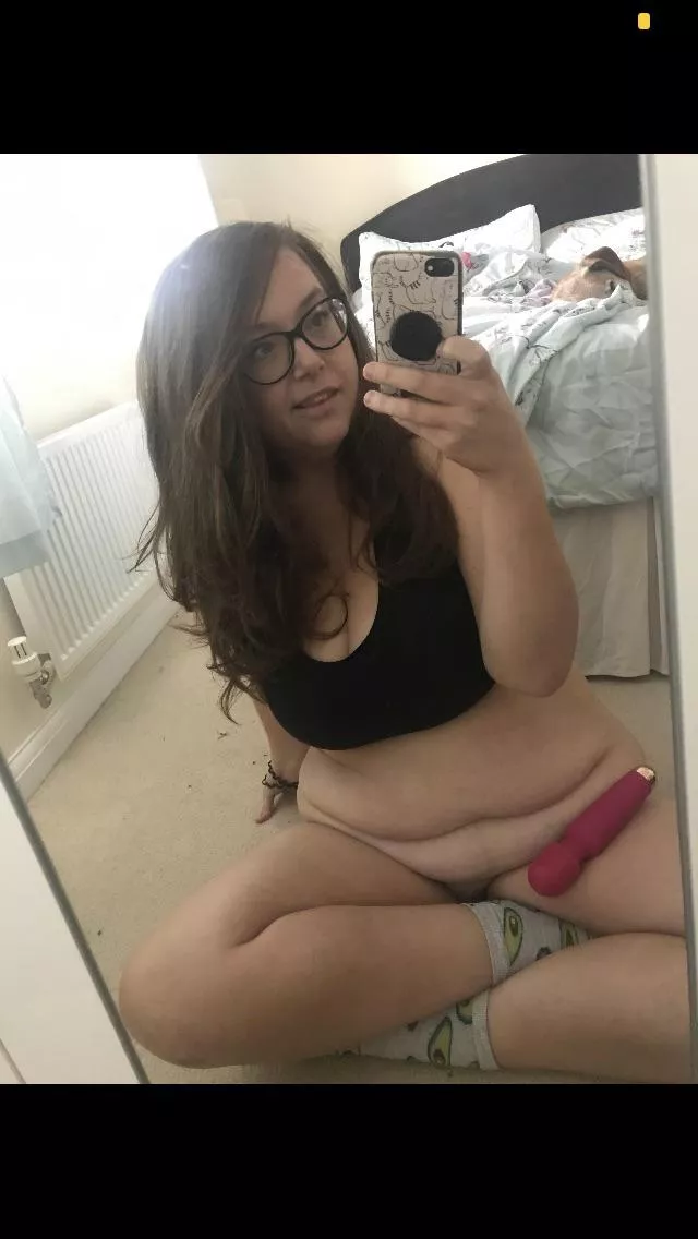 It’s my cake day today! Celebrating with a rare full body pic 🙈 dms open if you want to say hi 👋