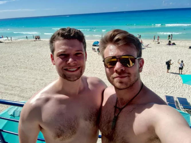 It’s so cold that I’m now looking at holiday photos in a bid to feel slightly warmer. ☀️ 🏳️‍🌈 ❤️