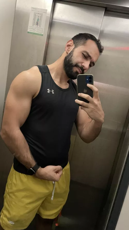 Mandatory post-workout elevator selfie 🛗