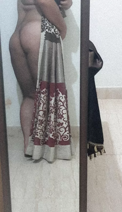 my butts really able to hide...! 😍🍑🤭 or hide behind someone 🤔