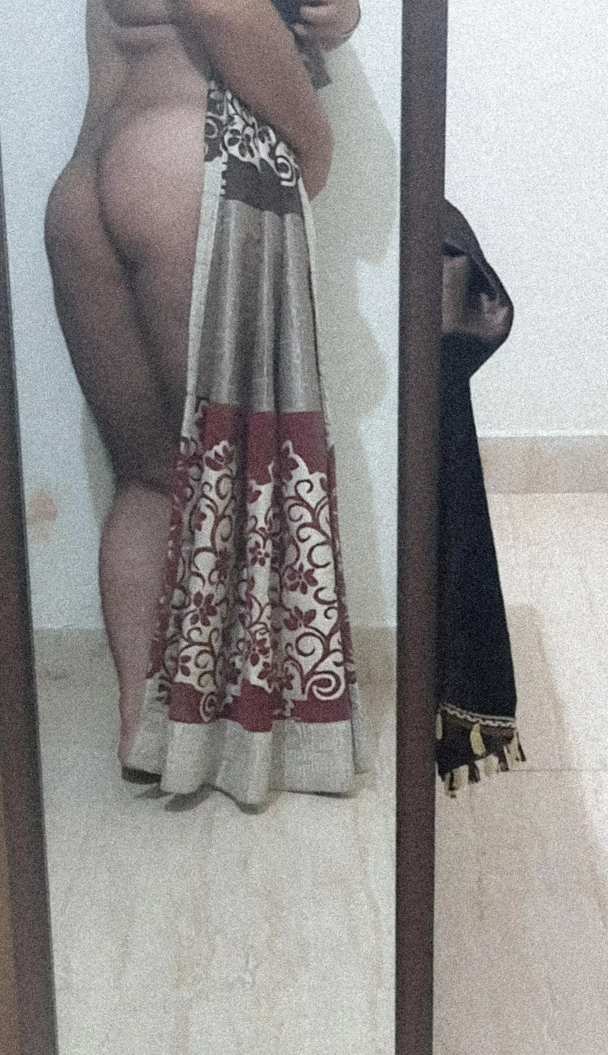 my butts really able to hide...! 😍🍑🤭 or hide behind someone 🤔