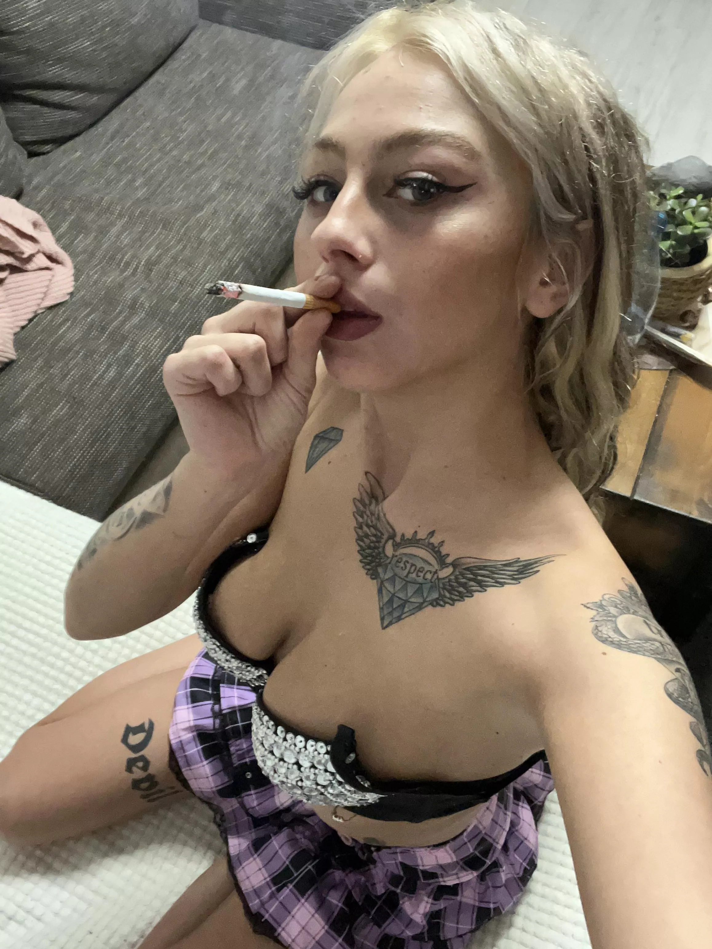 Smoking German Lady 🇩🇪