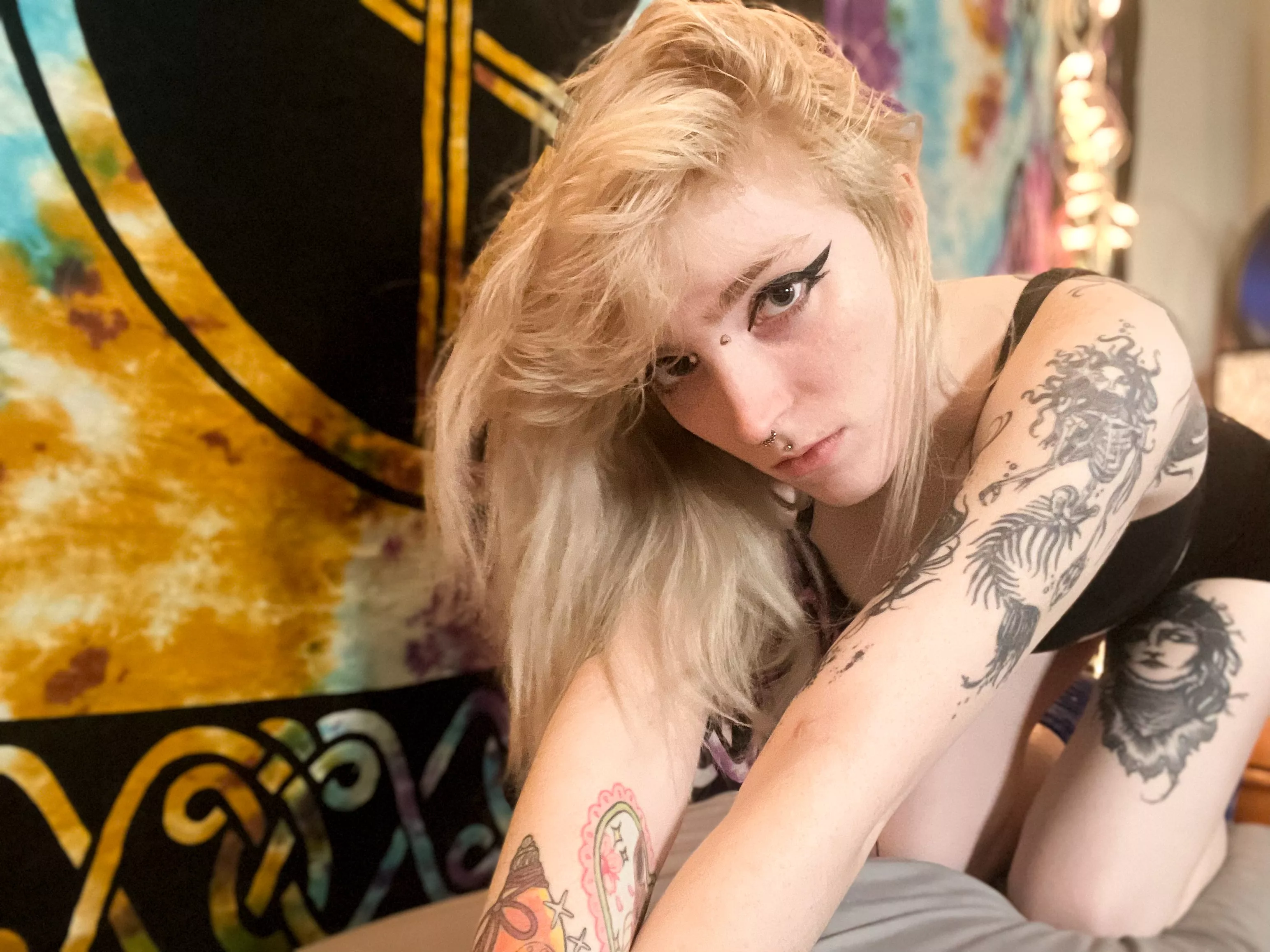 This goth girl is hungy for your cock :)