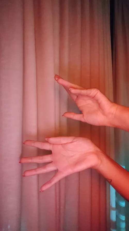 who here wants me to play with my hands?🙈