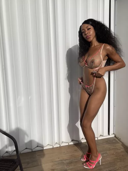 Who wants to keep me busy tonight? 💋