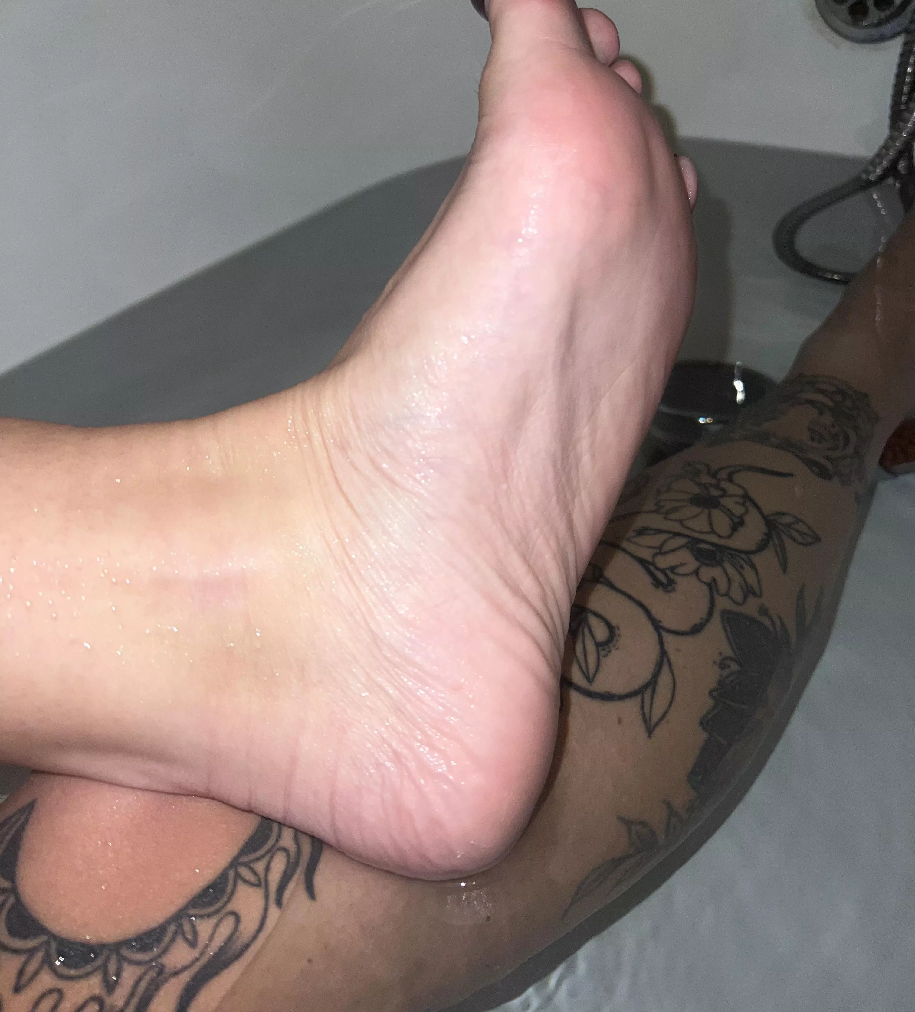 Would you be a good boy and slurp the water from my wrinkly soft feet and be my foot slave? 😈 dms welcome x