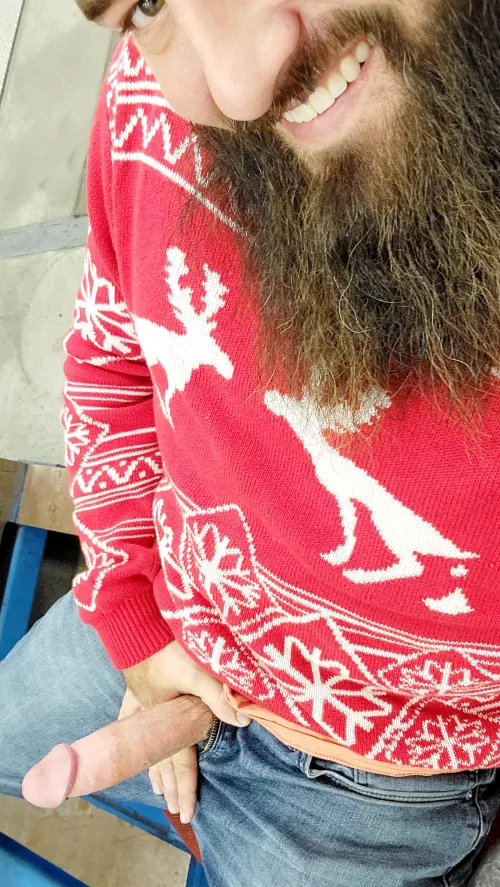 [35] Daddys getting ready for the Christmas party, wanna CUM with me?