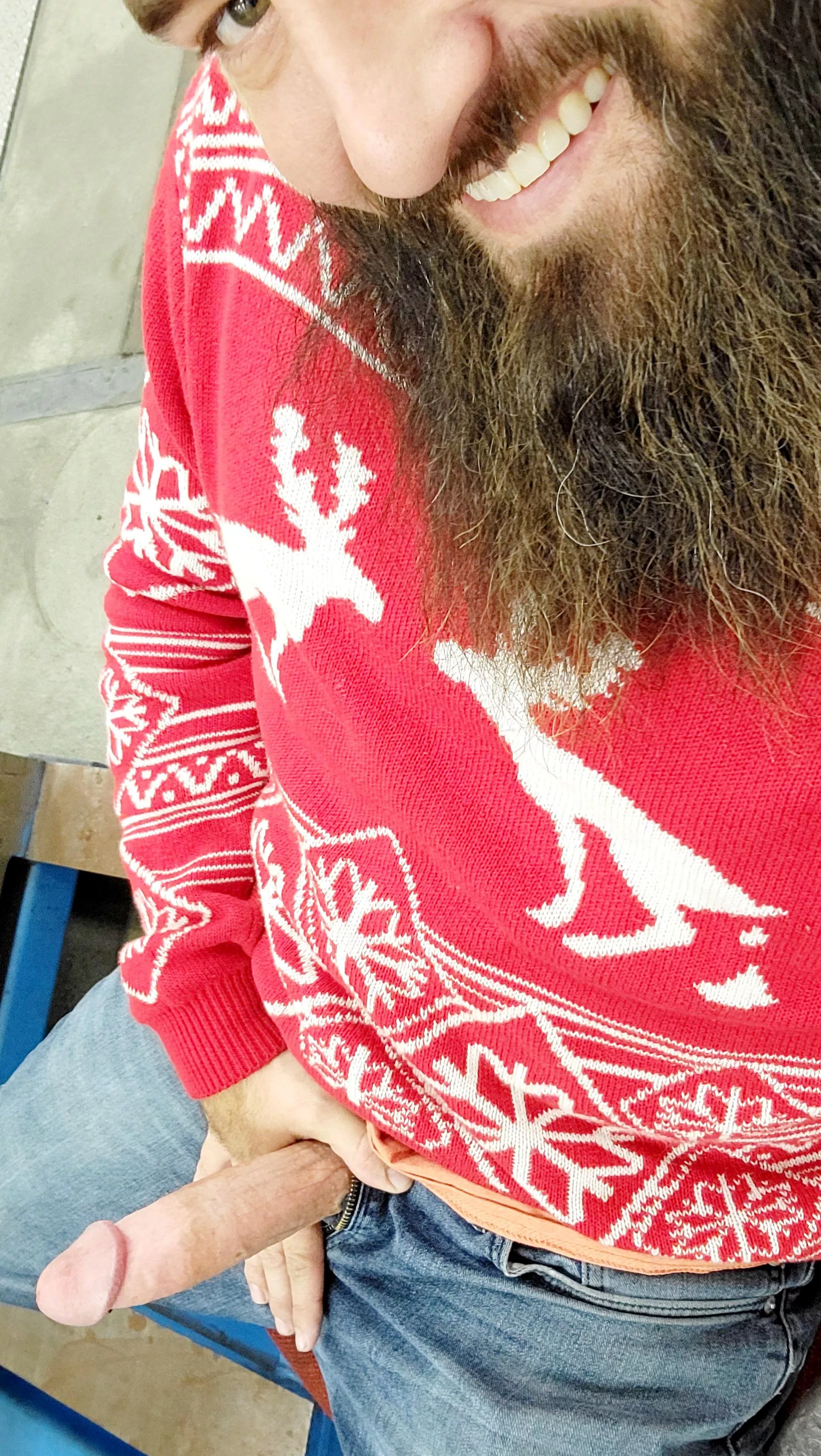 [35] Daddys getting ready for the Christmas party, wanna CUM with me?