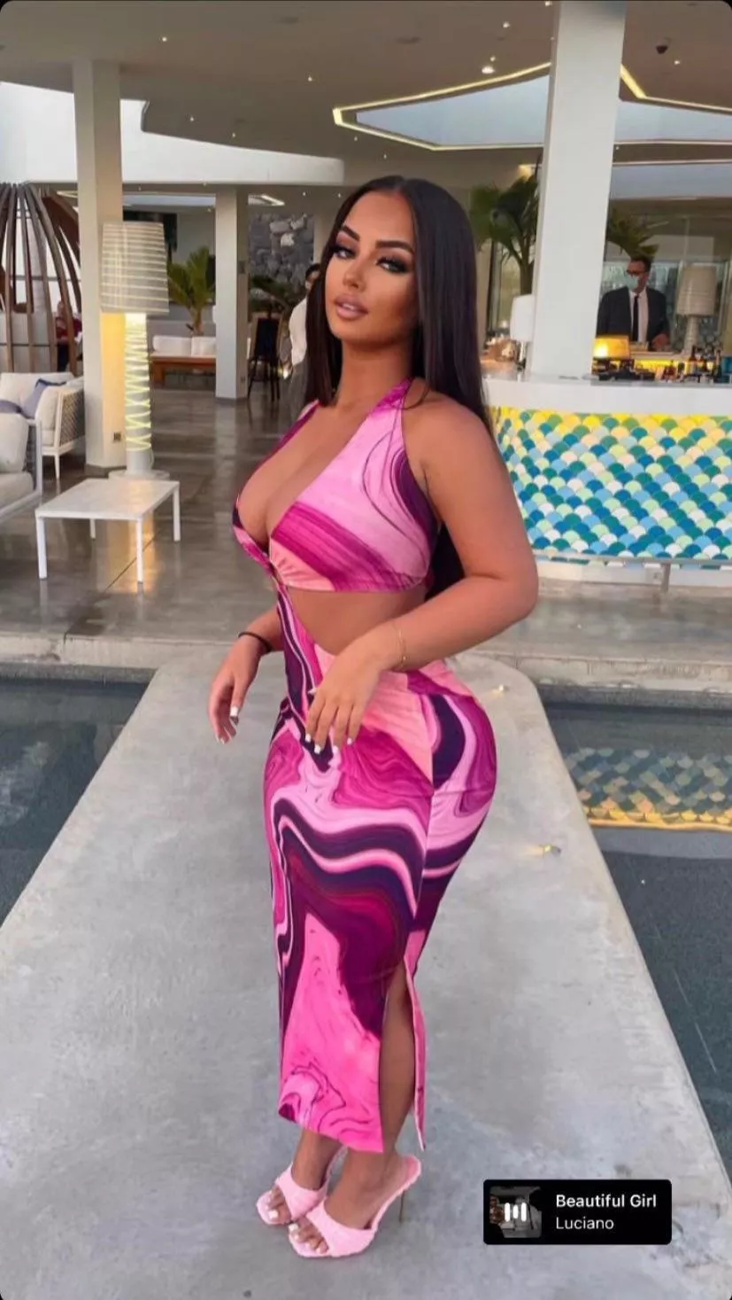 Beautiful curvy Ella