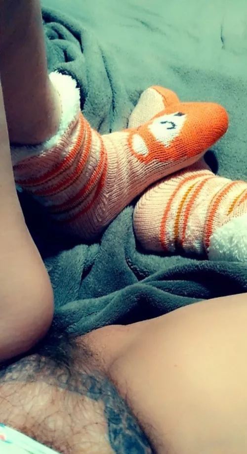 Between fuzzy socks and fuzzy pussy I know I can keep you warm [F] 41