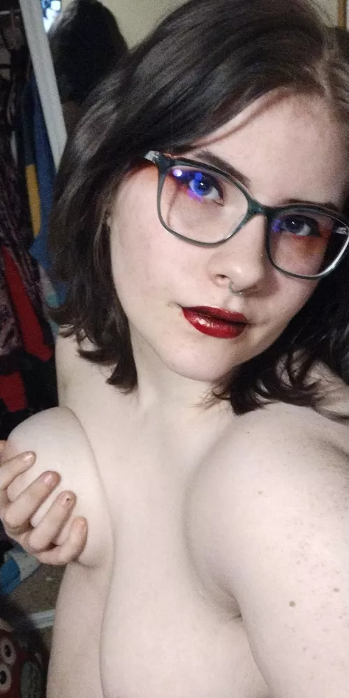 Can we do our makeup and make out 👉👈🥺