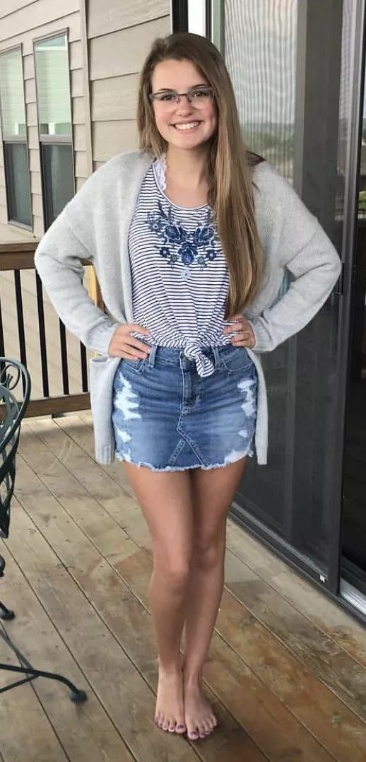 Doesn’t she have the sexiest feet?