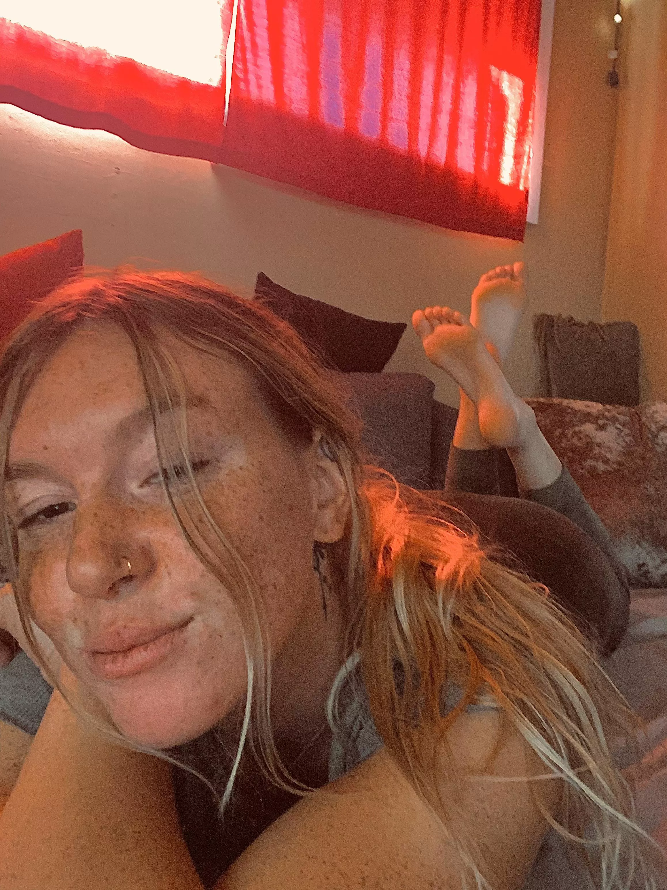 Freckles and pretty feet anyone? ✨